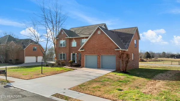 $450,000 | 7525 Saddlebrooke Drive, Knoxville, TN 37938