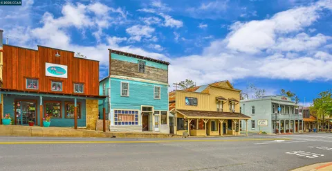a sign that is on the wall of the building
