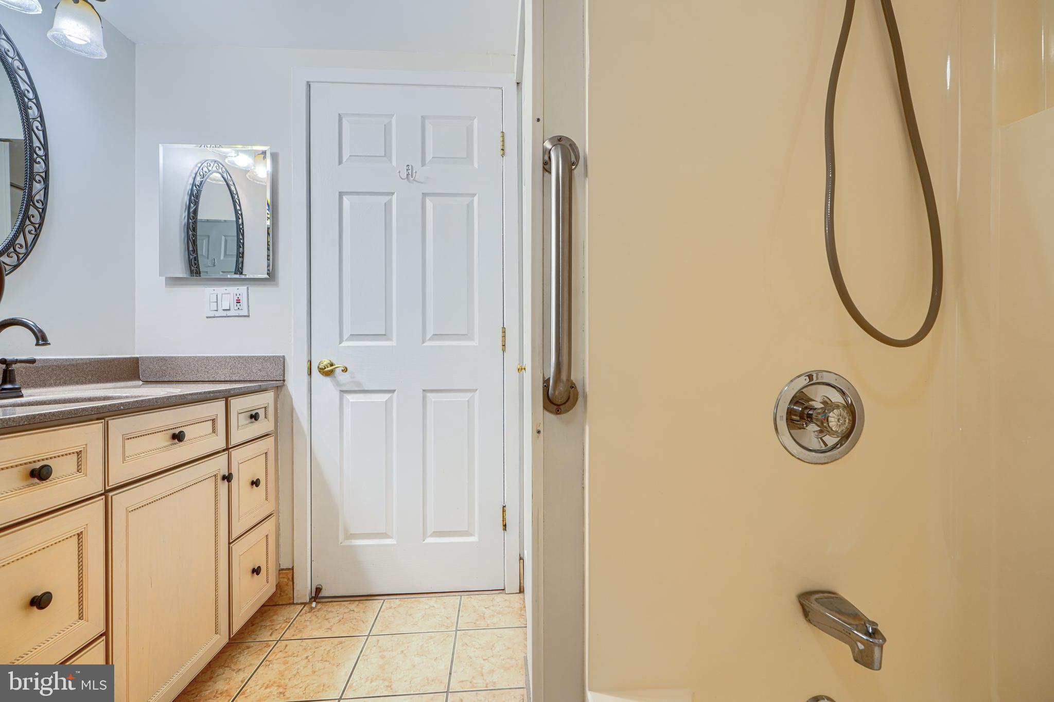 4100 North Charles Street, Unit 1010 Baltimore, MD 21218 - Photo 45 of 73 Hall full bath
