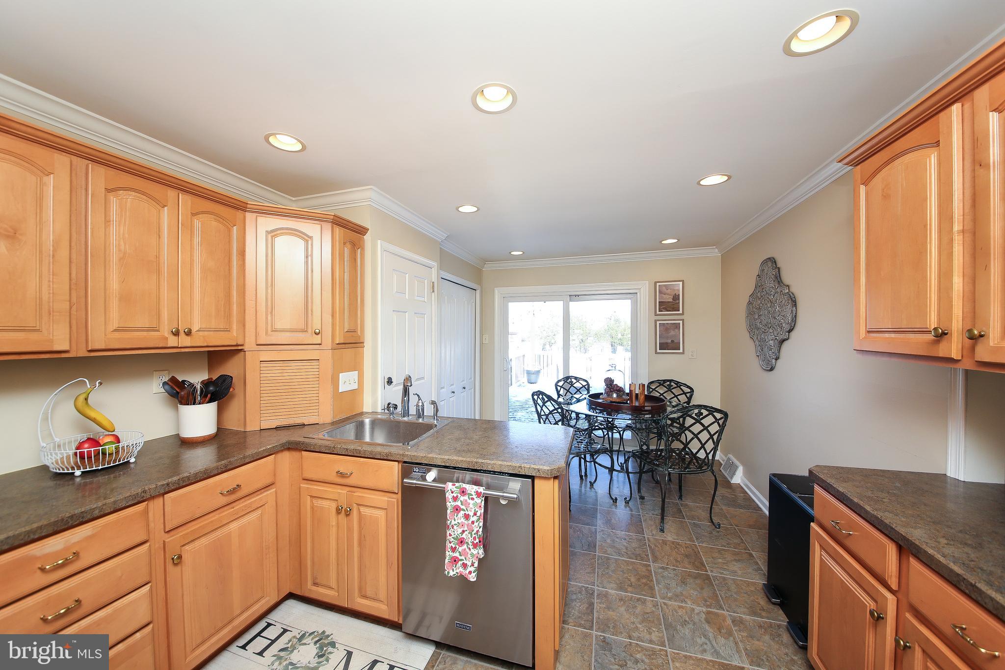 237 Frog Hollow Road Southampton, PA 18966 - Photo 8 of 31 Eat-in Kitchen