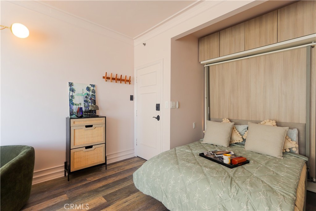 800 East Ocean Boulevard, Unit 1007 Long Beach, CA 90802 - Photo 12 of 43 a bedroom with a bed and a dresser