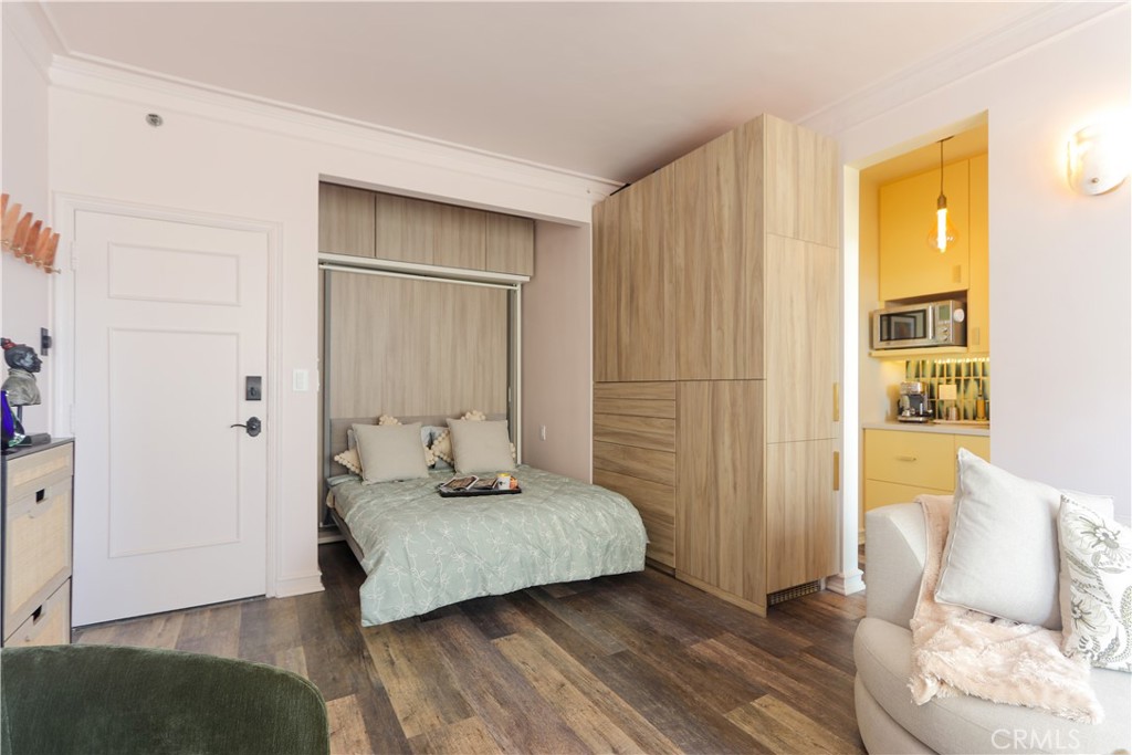 800 East Ocean Boulevard, Unit 1007 Long Beach, CA 90802 - Photo 13 of 43 a living room with a bed and furniture