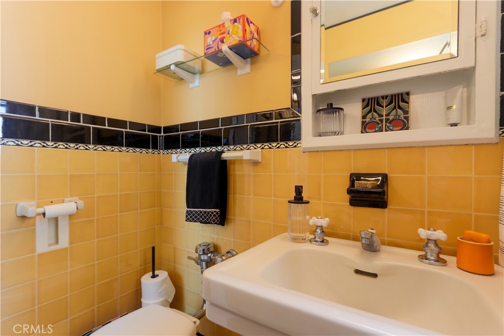 800 East Ocean Boulevard, Unit 1007 Long Beach, CA 90802 - Photo 20 of 43 a bathroom with a sink mirror and toilet