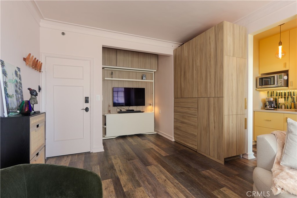 800 East Ocean Boulevard, Unit 1007 Long Beach, CA 90802 - Photo 7 of 43 a view of hallway with wooden floor and furniture