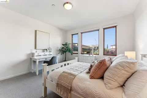 $1,899,000 | 13454 Campus Drive, Oakland, CA 94619