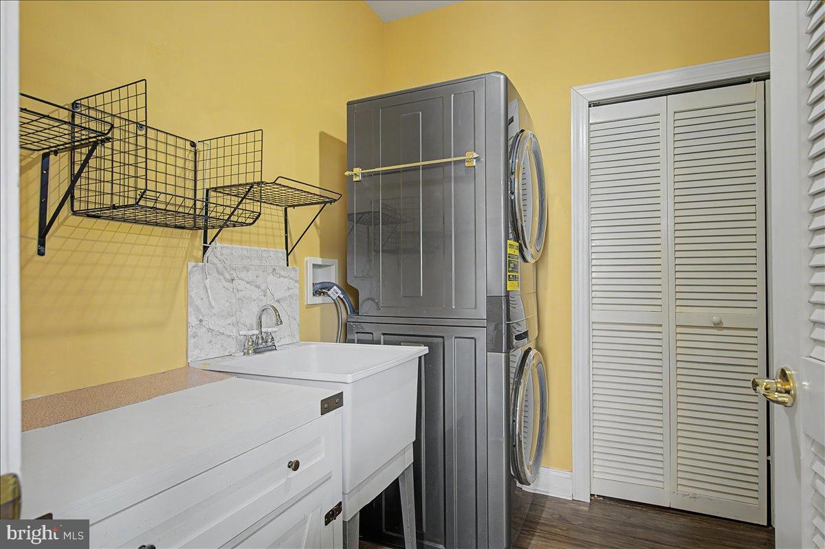 12 Springmill Drive Middletown, DE 19709 - Photo 24 of 31 a bathroom with a sink and a mirror