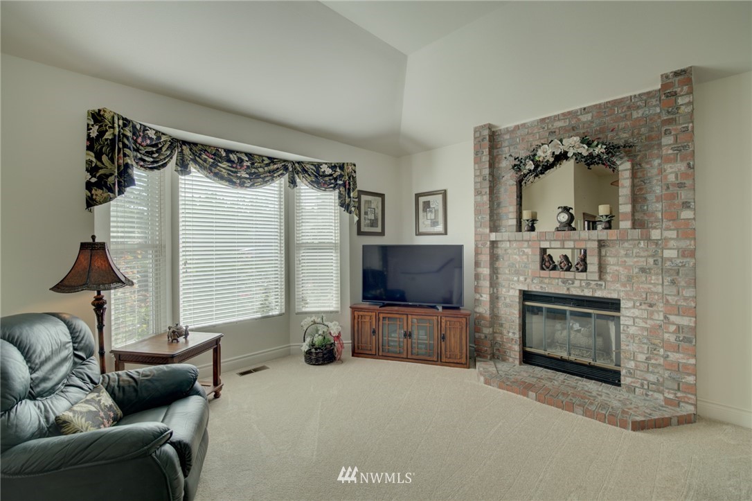 183 Vashon Place Northeast Renton, WA 98059 - Photo 4 of 40