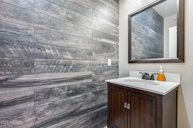 a view of a livingroom with a ceiling fan and wooden floor