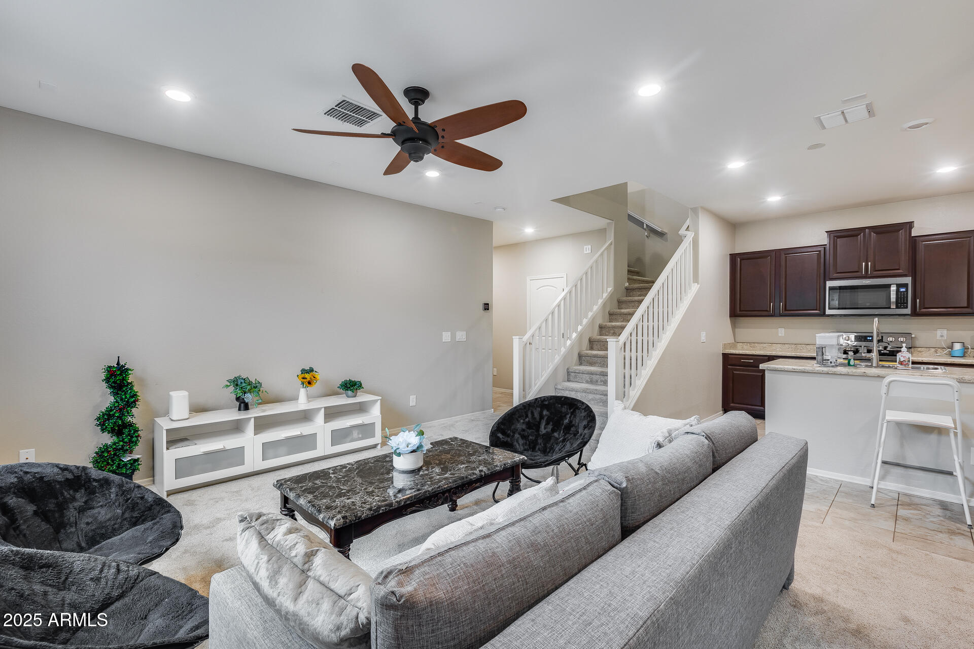 6853 East Posada Circle Mesa, AZ 85212 - Photo 4 of 45 a living room with furniture and kitchen view