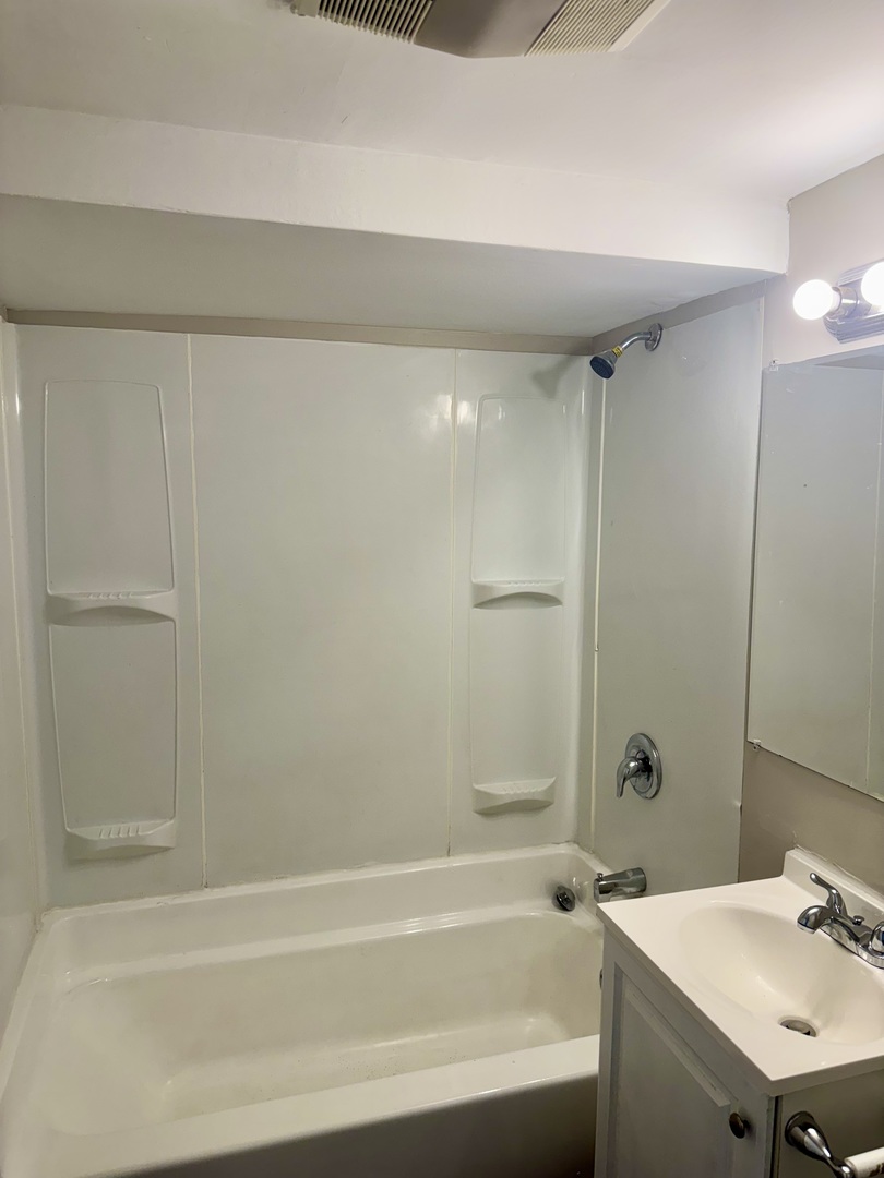 14503 Waverly Avenue Midlothian, IL 60445 - Photo 20 of 37 a bathroom with a bathtub and a sink