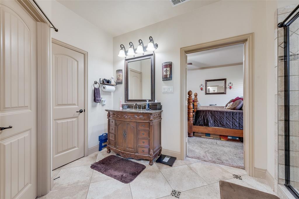 5056 Empire Way Irving, TX 75038 - Photo 21 of 39 Main Primary Bathroom with separate toilet area and large walk in closet