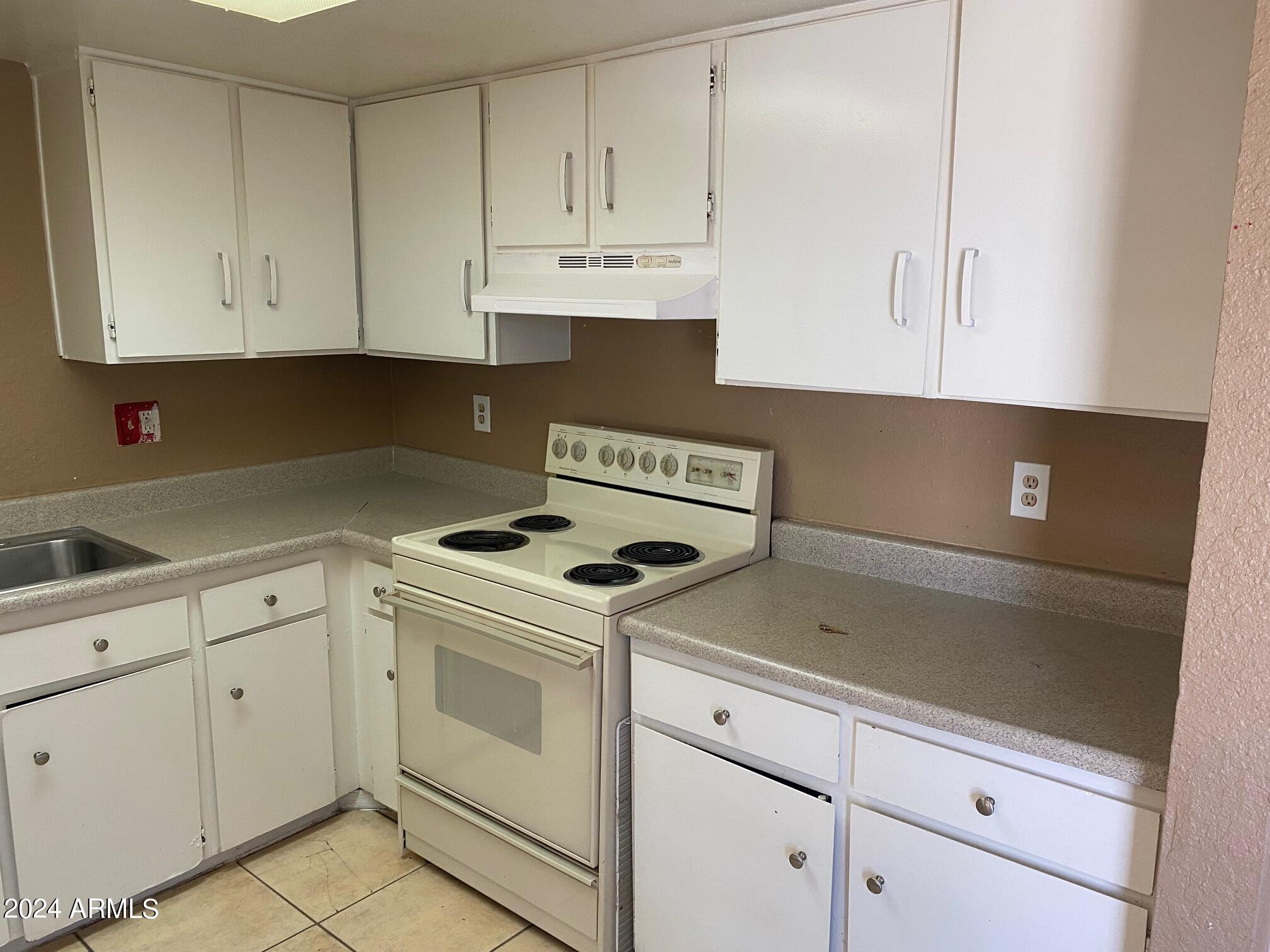 9631 North 12th Avenue, Unit 201 Phoenix, AZ 85021 - Photo 7 of 32 a kitchen with cabinets and appliances