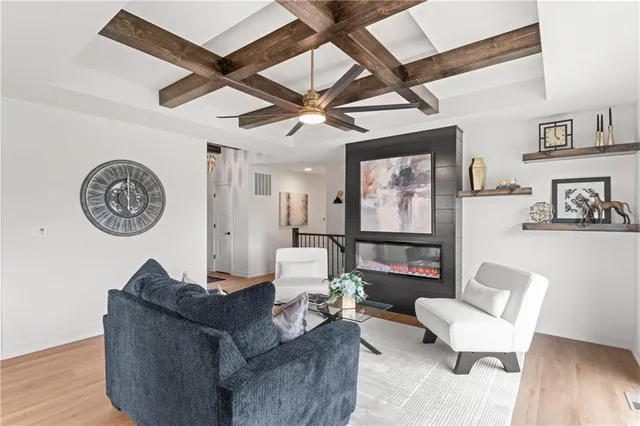 $428,900 | 612 Southeast 21st Street, Oak Grove, MO 64075