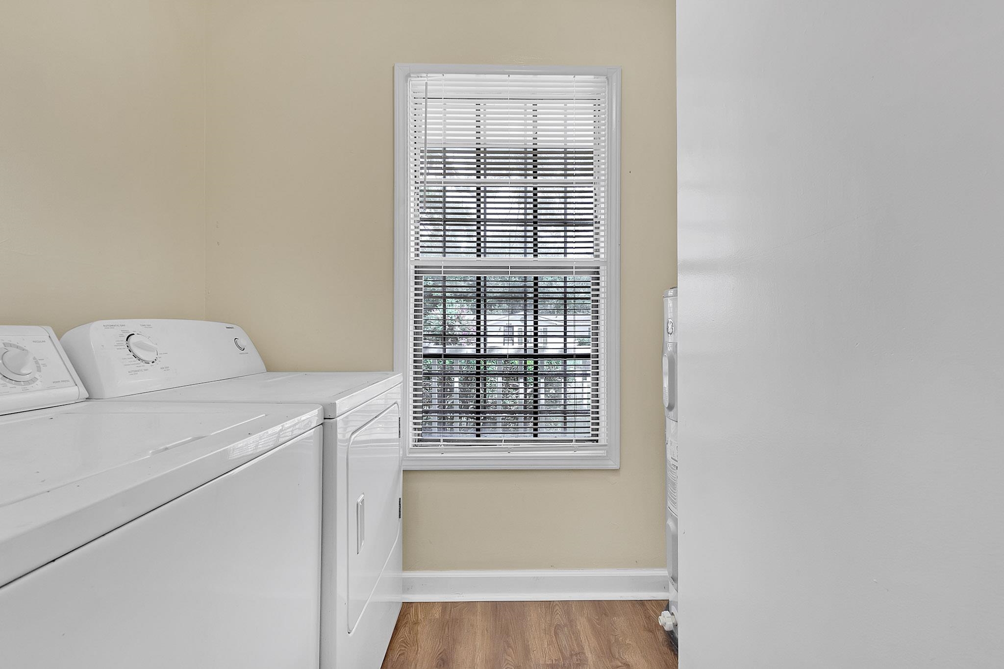 2955 Lake Park Road Memphis, TN 38127 - Photo 16 of 26 a utility room with dryer and washer