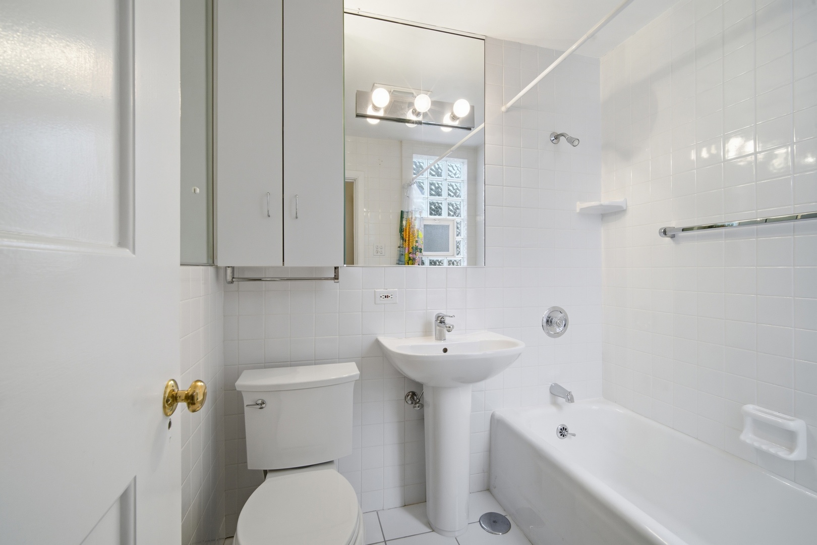 200 Braeburn Road Highland Park, IL 60035 - Photo 13 of 30 a bathroom with a sink a toilet and shower
