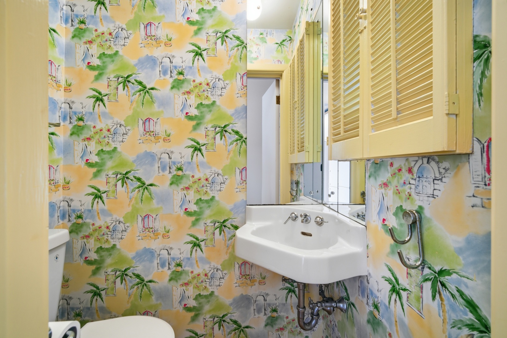 200 Braeburn Road Highland Park, IL 60035 - Photo 14 of 30 a bathroom with a sink and a bathtub