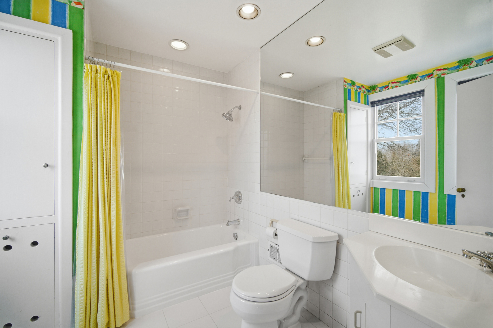 200 Braeburn Road Highland Park, IL 60035 - Photo 17 of 30 a bathroom with a bathtub shower sink vanity and toilet