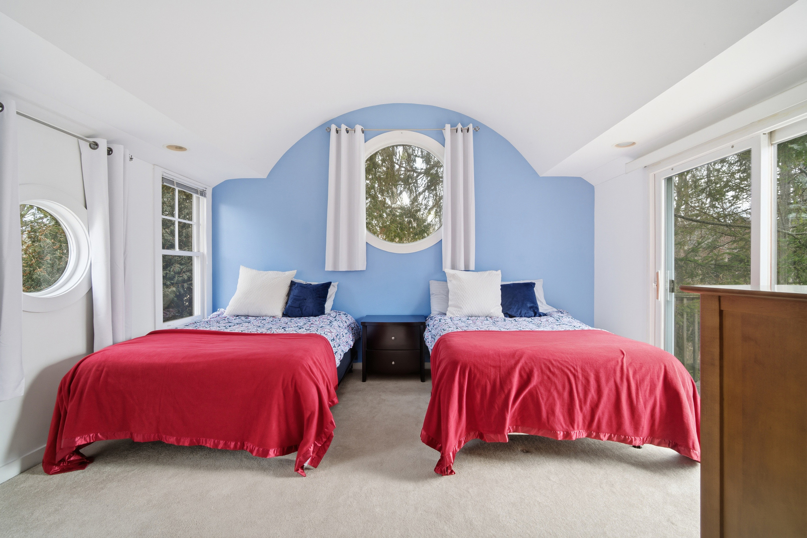 200 Braeburn Road Highland Park, IL 60035 - Photo 18 of 30 a bedroom with two beds and a window