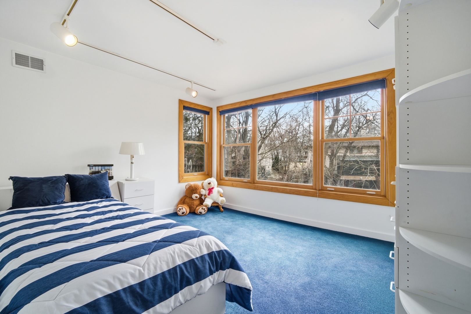 200 Braeburn Road Highland Park, IL 60035 - Photo 19 of 30 a bedroom with a bed and a large window