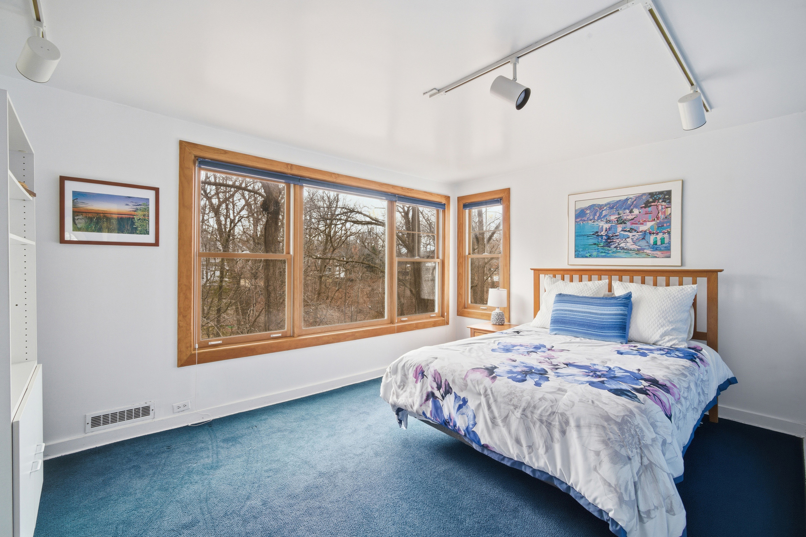 200 Braeburn Road Highland Park, IL 60035 - Photo 20 of 30 a bedroom with a bed and a large window
