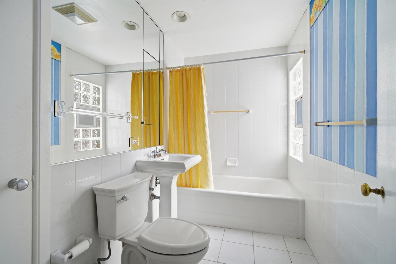 200 Braeburn Road Highland Park, IL 60035 - Photo 22 of 30 a bathroom with a sink a toilet a bathtub and shower