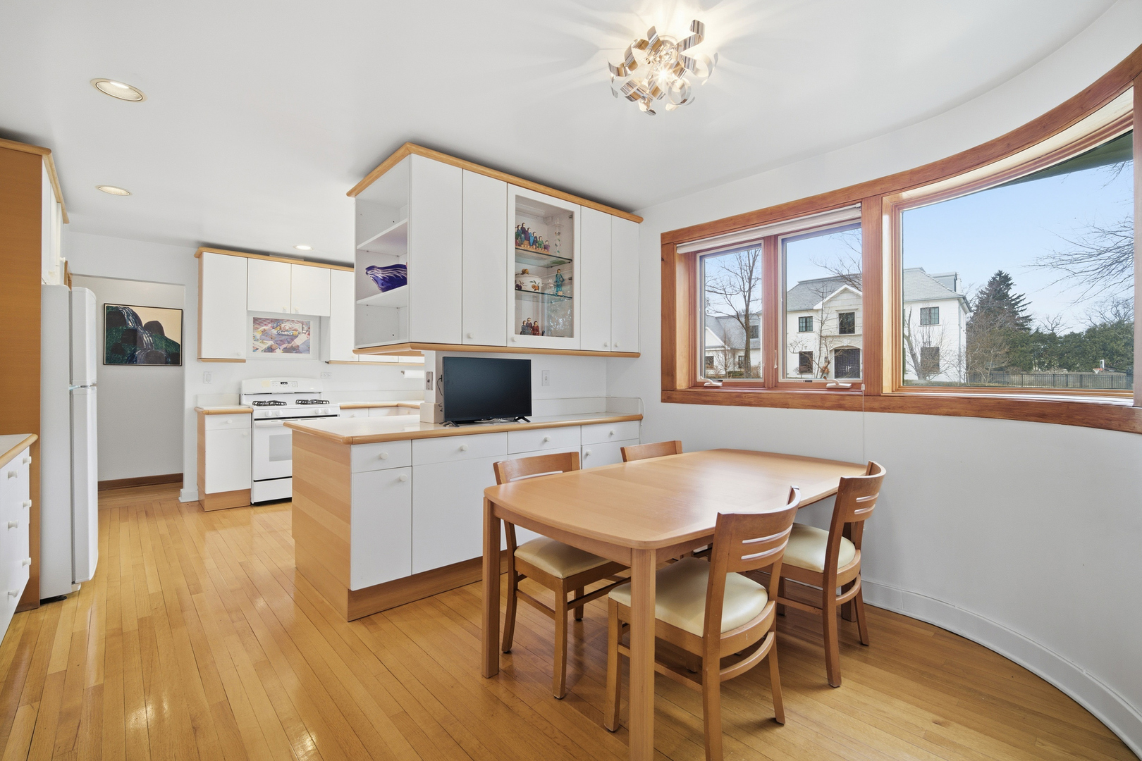200 Braeburn Road Highland Park, IL 60035 - Photo 10 of 30 a kitchen with a table chairs and a wooden floor