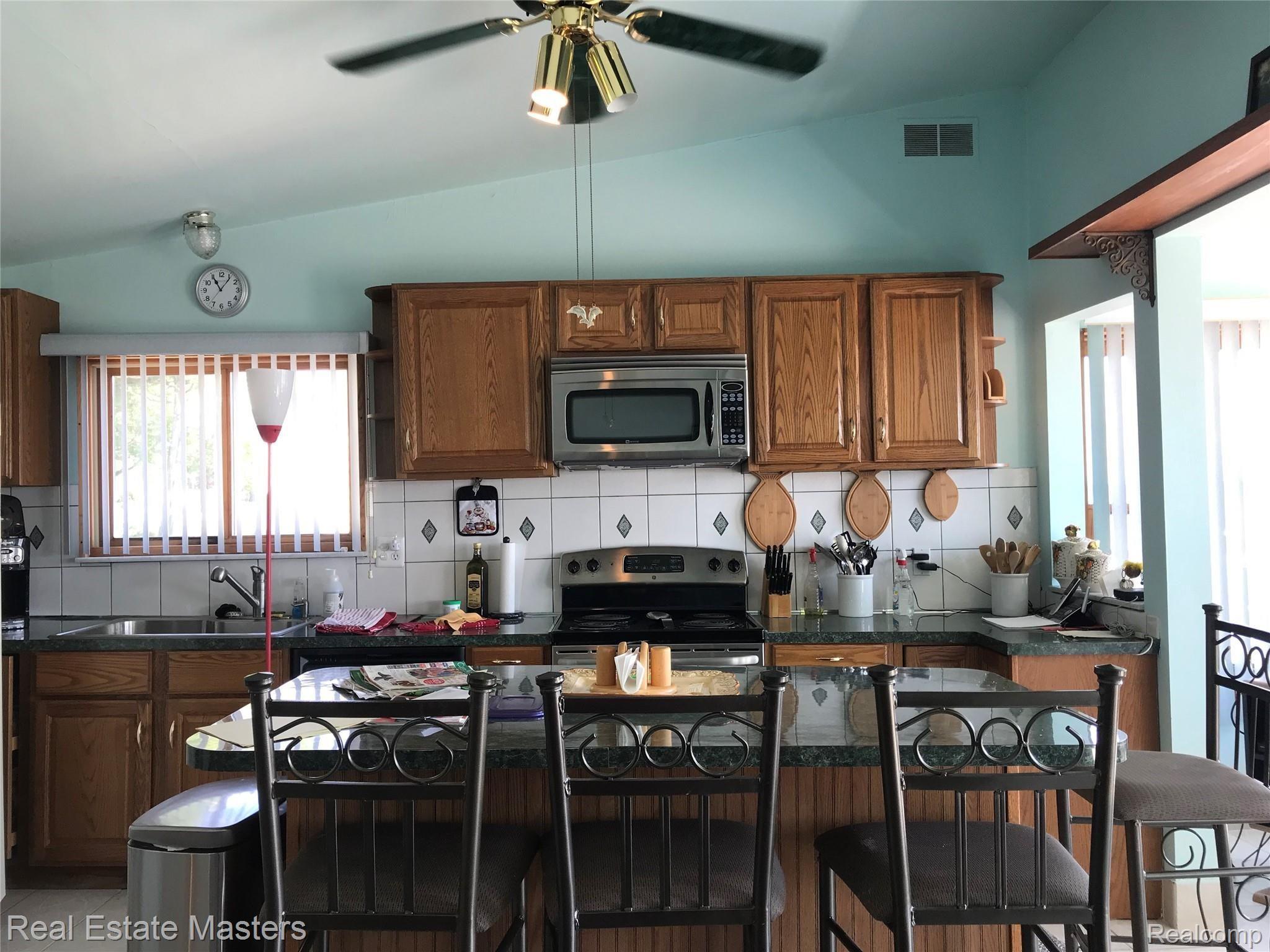8092 Lakeshore Road Fort Gratiot, MI 48059 - Photo 5 of 15 l16.jpg