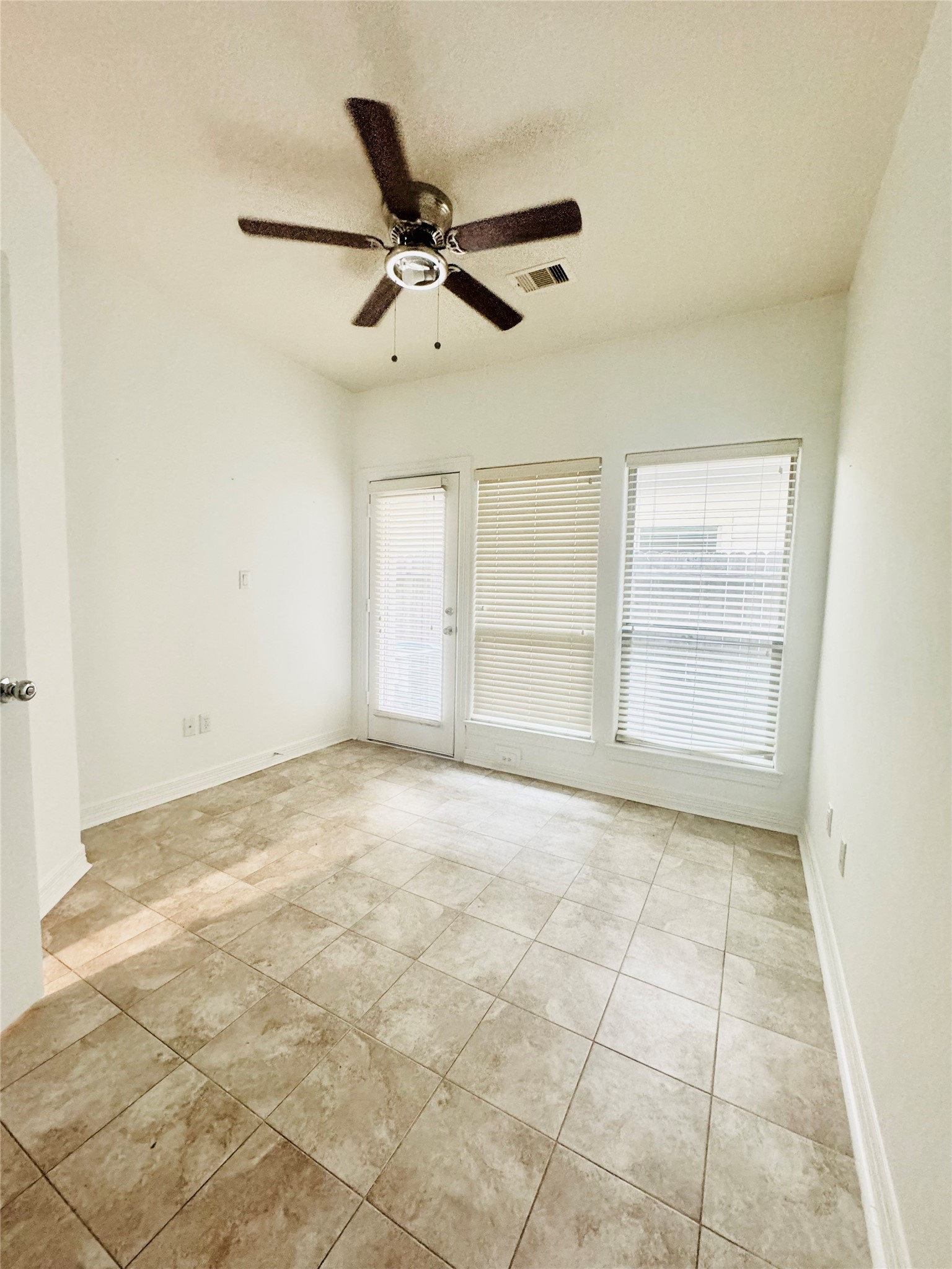 3846 Center Street Houston, TX 77007 - Photo 8 of 37 1st floor Bedroom 1
