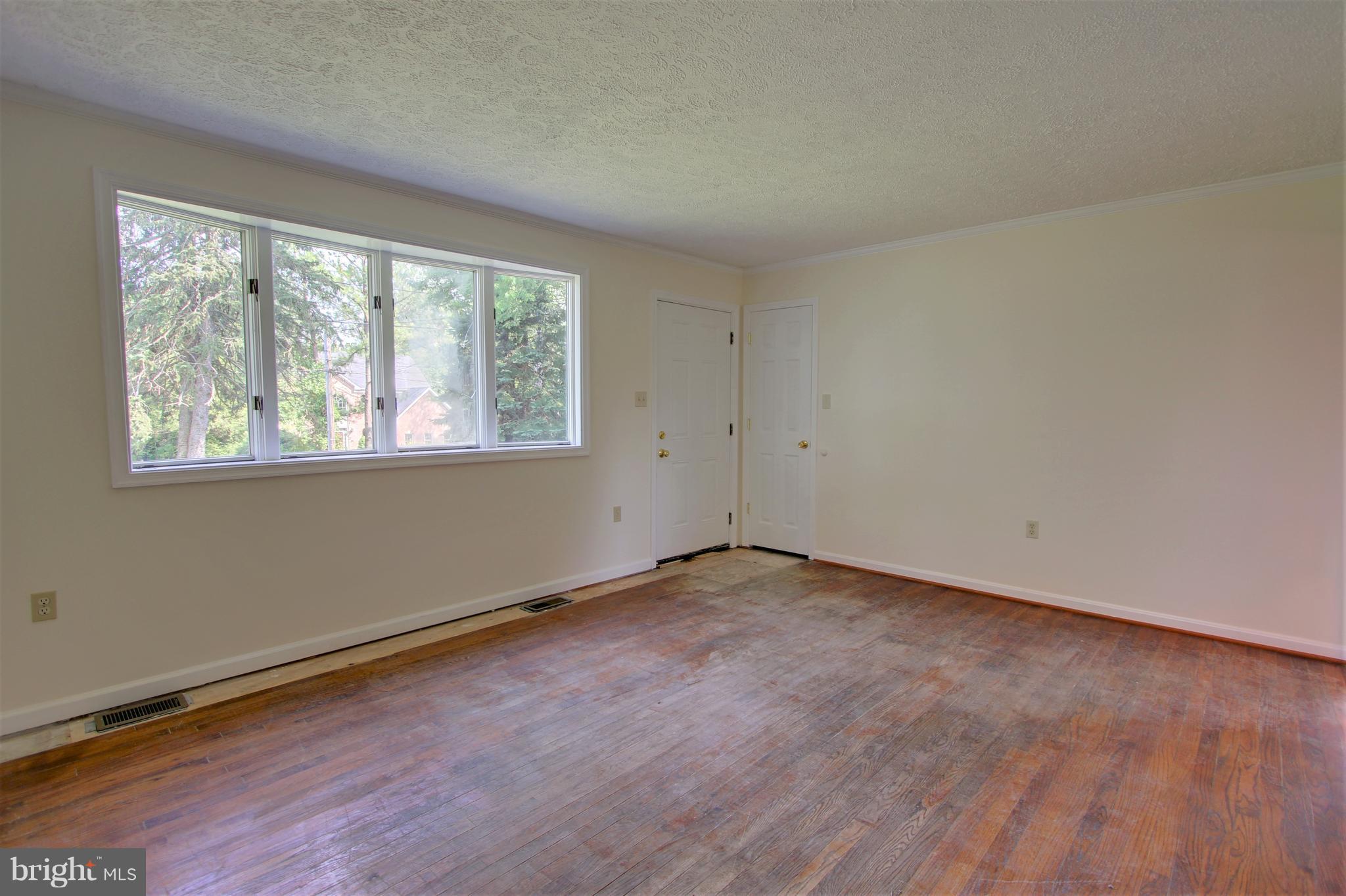 10646 Harding Road Laurel, MD 20723 - Photo 4 of 30 Living Room
