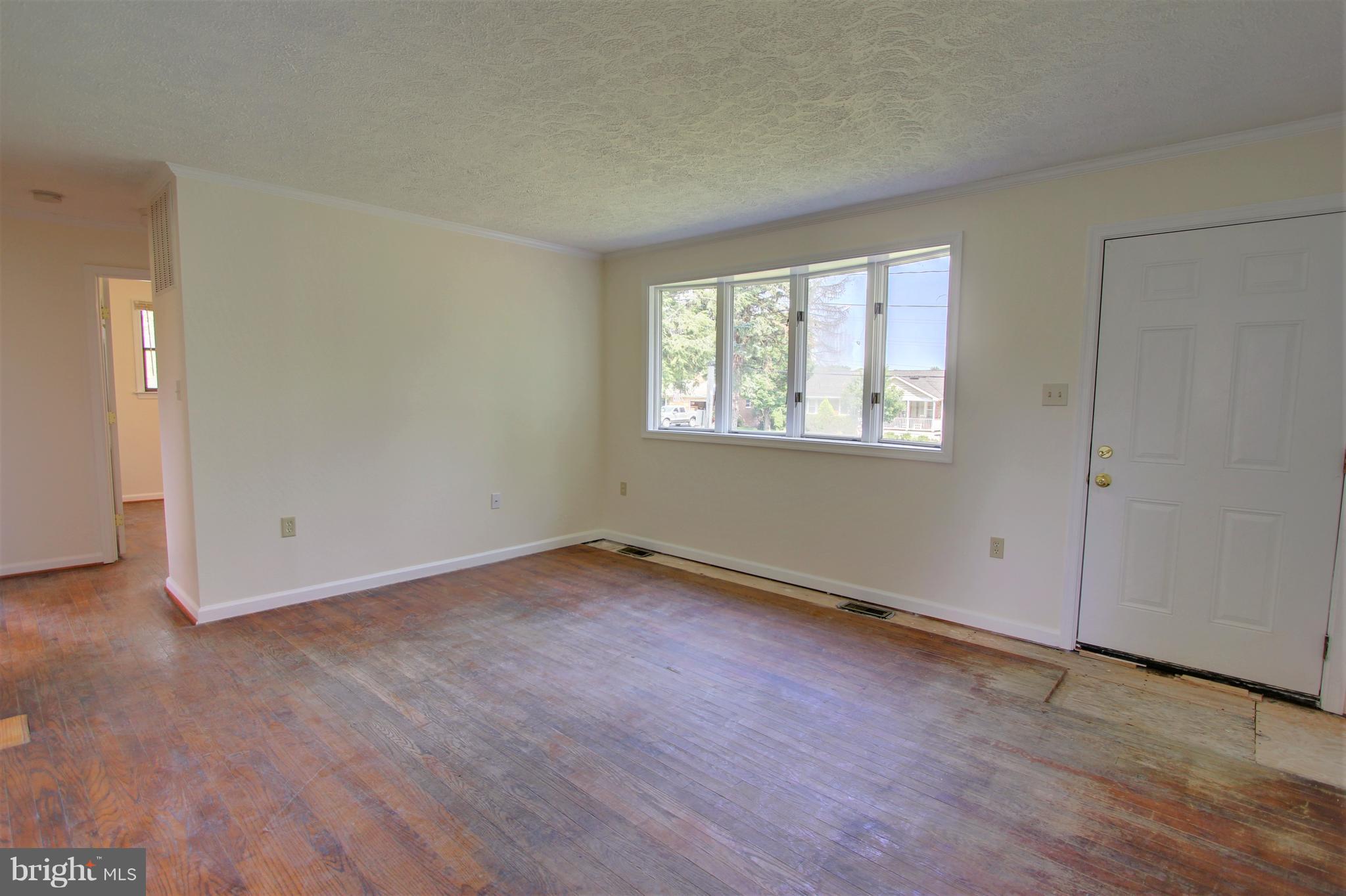 10646 Harding Road Laurel, MD 20723 - Photo 5 of 30 Living Room