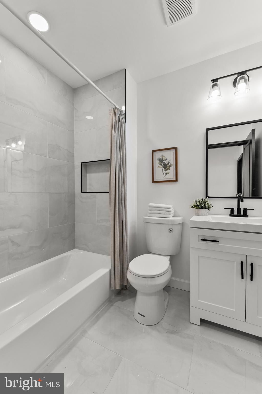 1623 Rutland Avenue Baltimore, MD 21213 - Photo 20 of 38 a bathroom with a sink a toilet and a bathtub