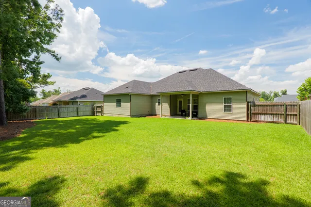 a view of an house with backyard and garden