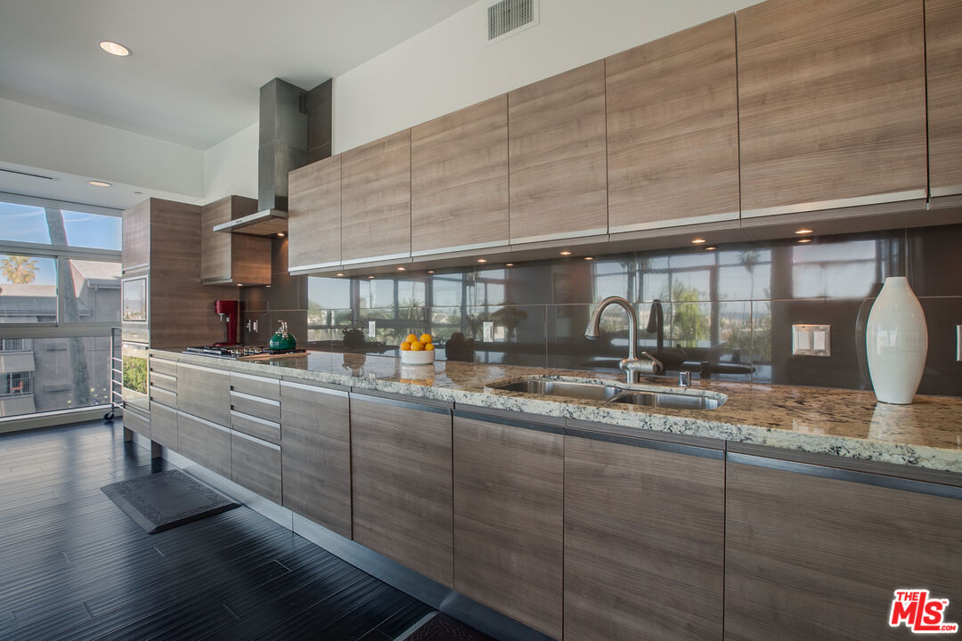 3111 Vía Dolce, Unit 301 Marina del Rey, CA 90292 - Photo 12 of 32