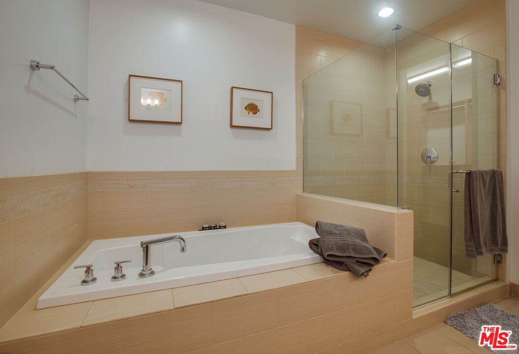 3111 Vía Dolce, Unit 301 Marina del Rey, CA 90292 - Photo 17 of 32