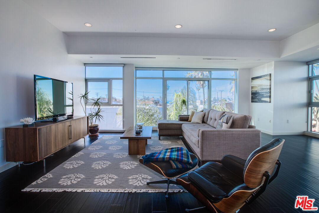 3111 Vía Dolce, Unit 301 Marina del Rey, CA 90292 - Photo 3 of 32