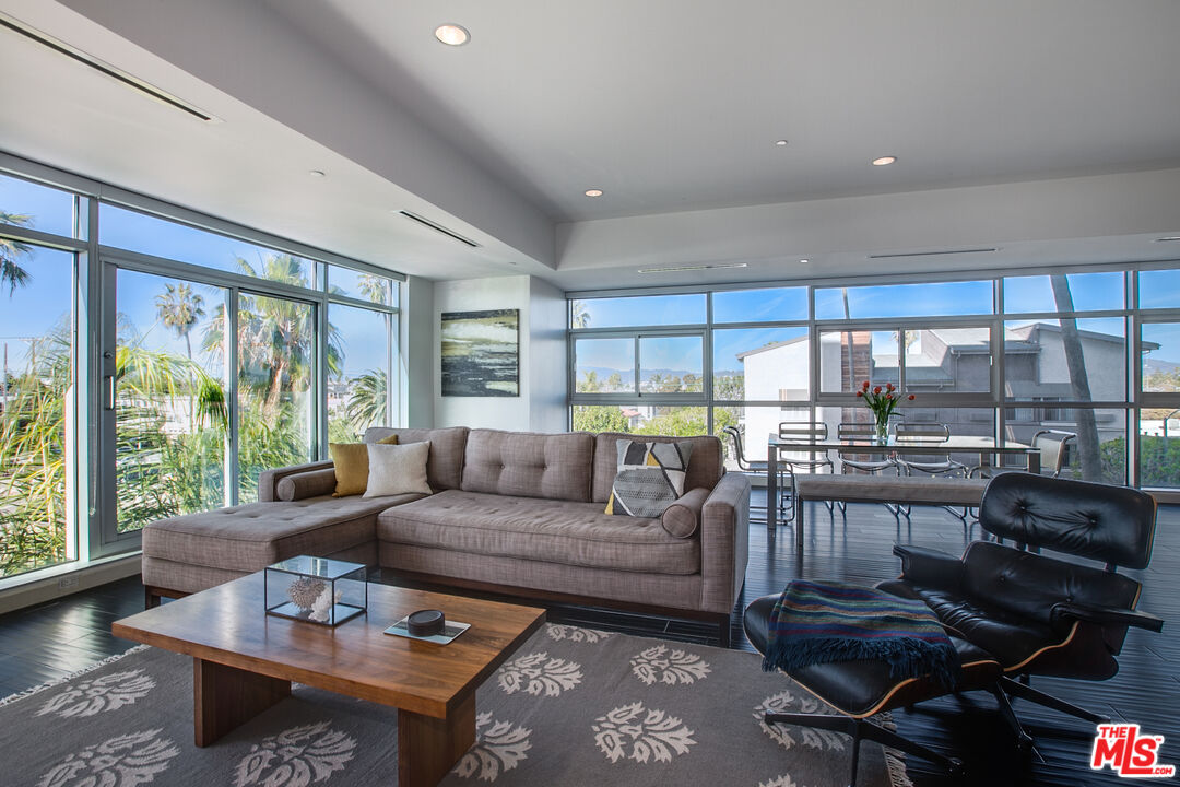 3111 Vía Dolce, Unit 301 Marina del Rey, CA 90292 - Photo 4 of 32