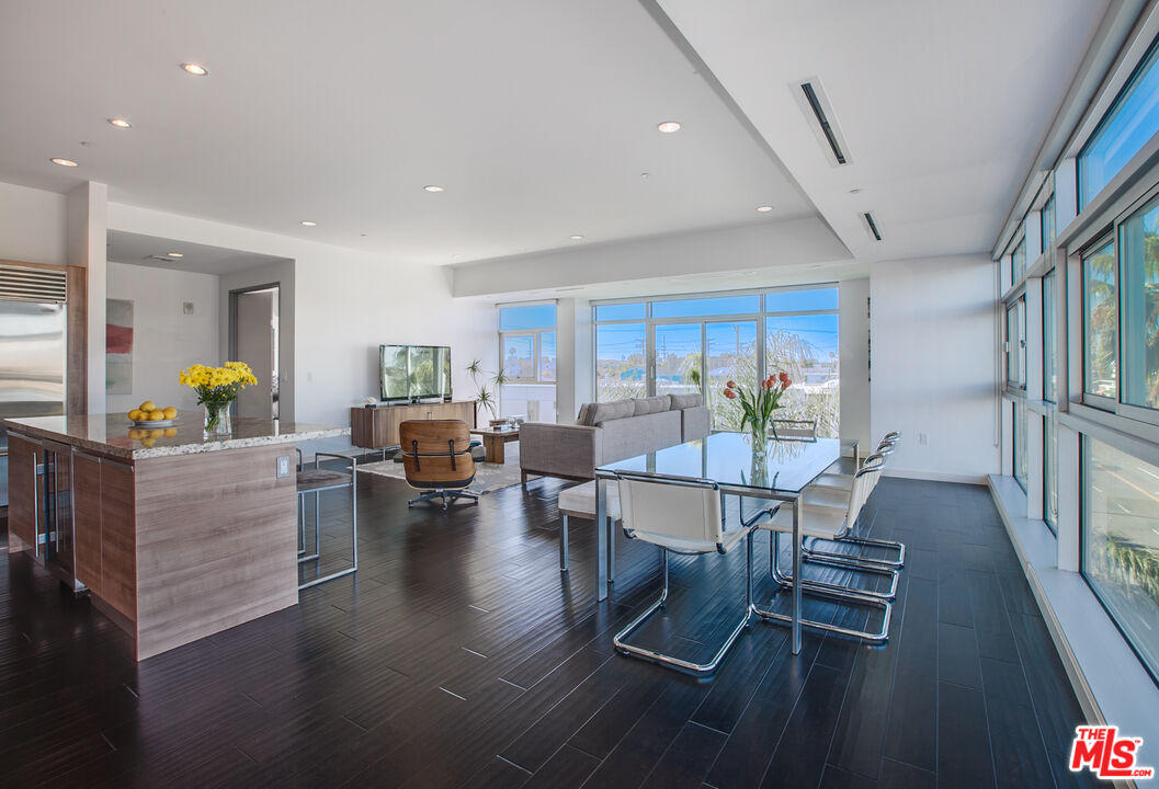 3111 Vía Dolce, Unit 301 Marina del Rey, CA 90292 - Photo 6 of 32