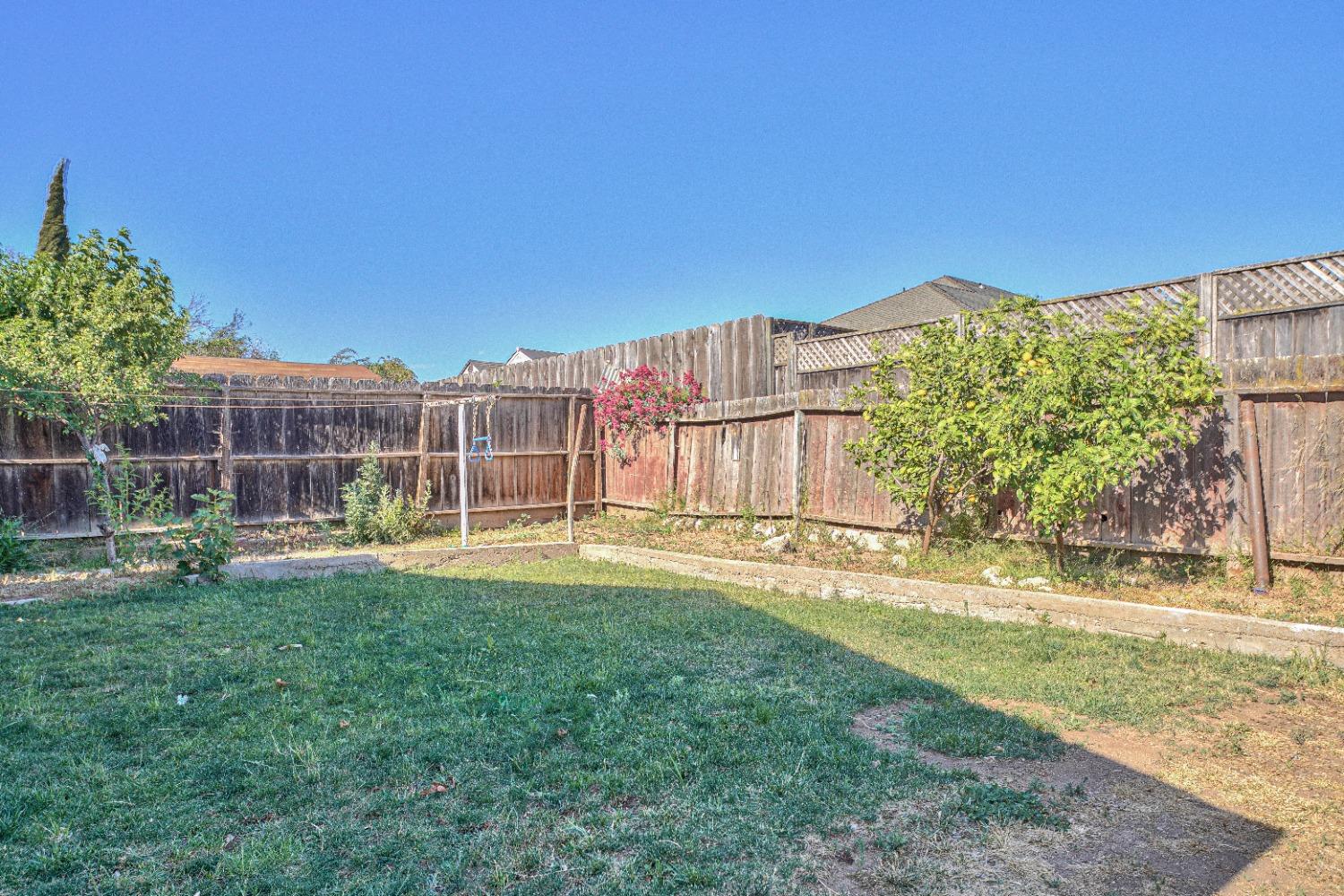 140 Inca Drive Soledad, CA 93960 - Photo 16 of 18 a view of a garden with a building in the background