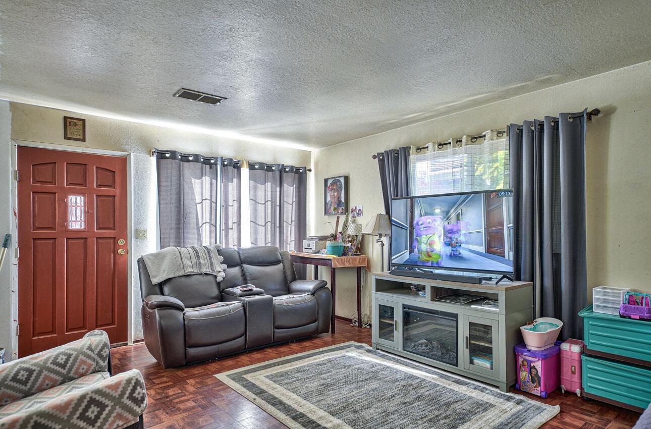 140 Inca Drive Soledad, CA 93960 - Photo 3 of 18 a living room with furniture and a flat screen tv