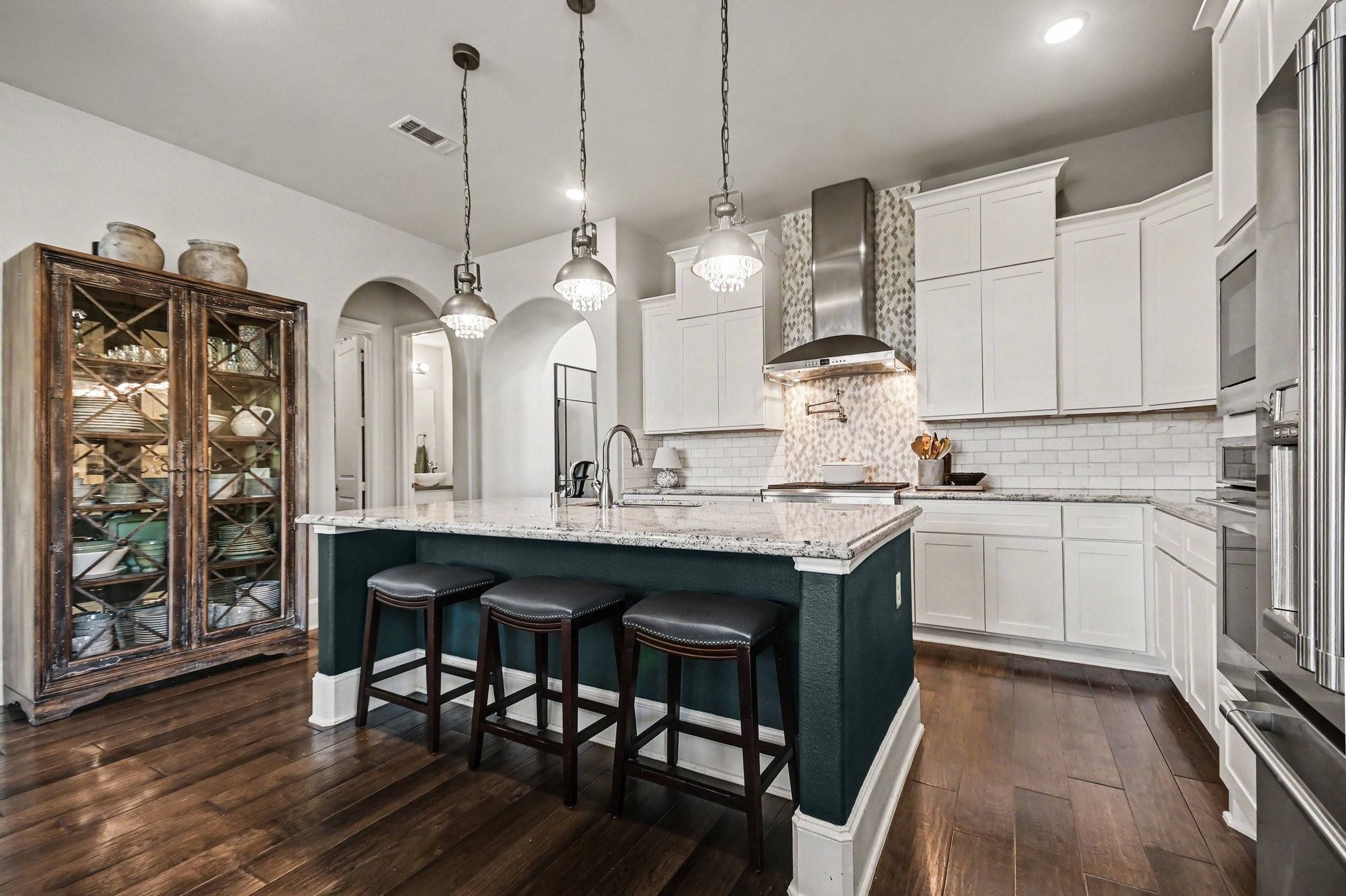 641 Kickapoo Court Webster, TX 77598 - Photo 10 of 39