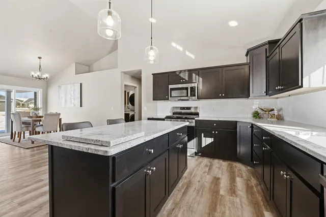 $599,900 | 5701 North Acadia Drive, Appleton, WI 54913