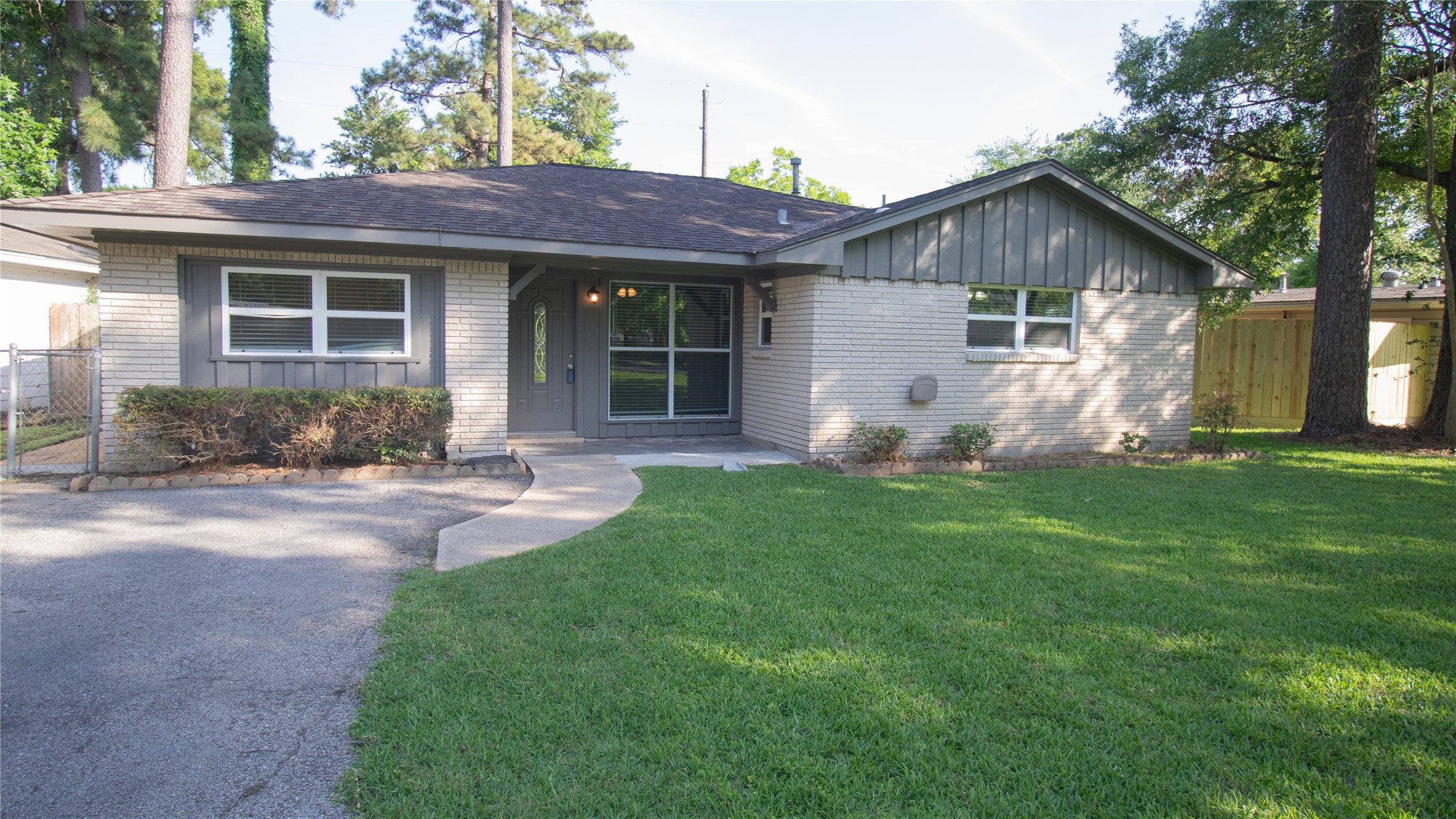 322 Broad Ripple Drive Houston, TX 77336 - Photo 2 of 16