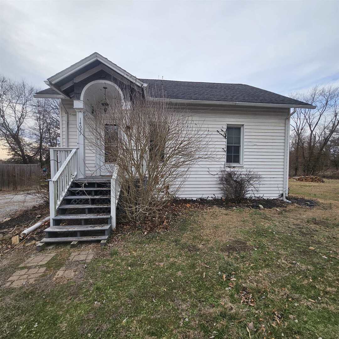 14027 North Link Lane Mount Vernon, IL 62864 - Photo 1 of 28 a front view of a house