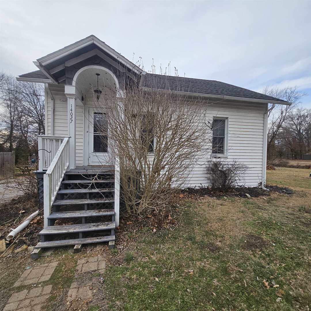 14027 North Link Lane Mount Vernon, IL 62864 - Photo 2 of 28 a front view of a house with stairs