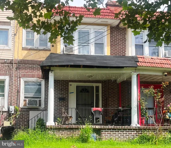 a view of brick building with a yard