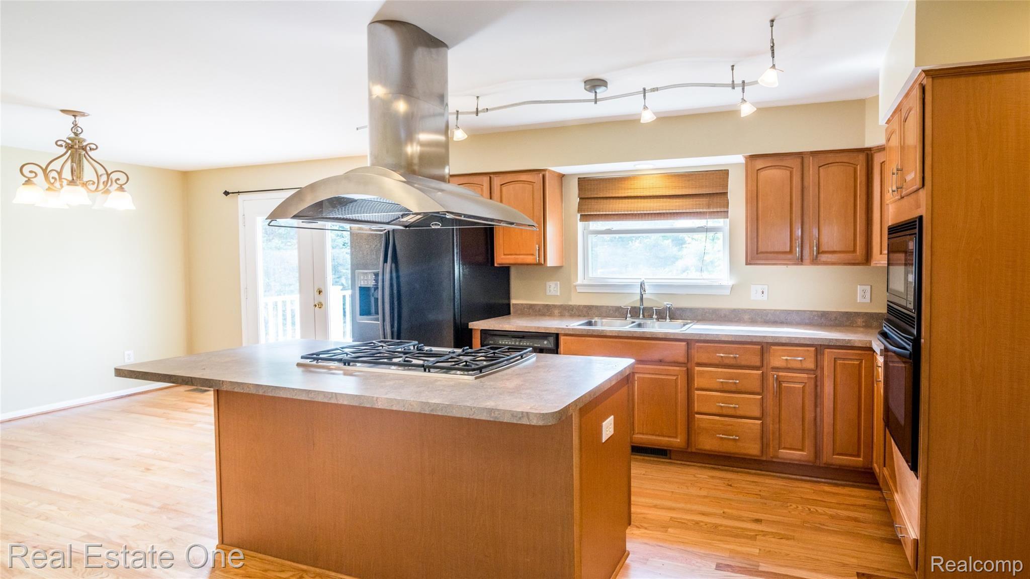 2631 Clivedon Road Howell, MI 48843 - Photo 15 of 32 beautiful kitchen