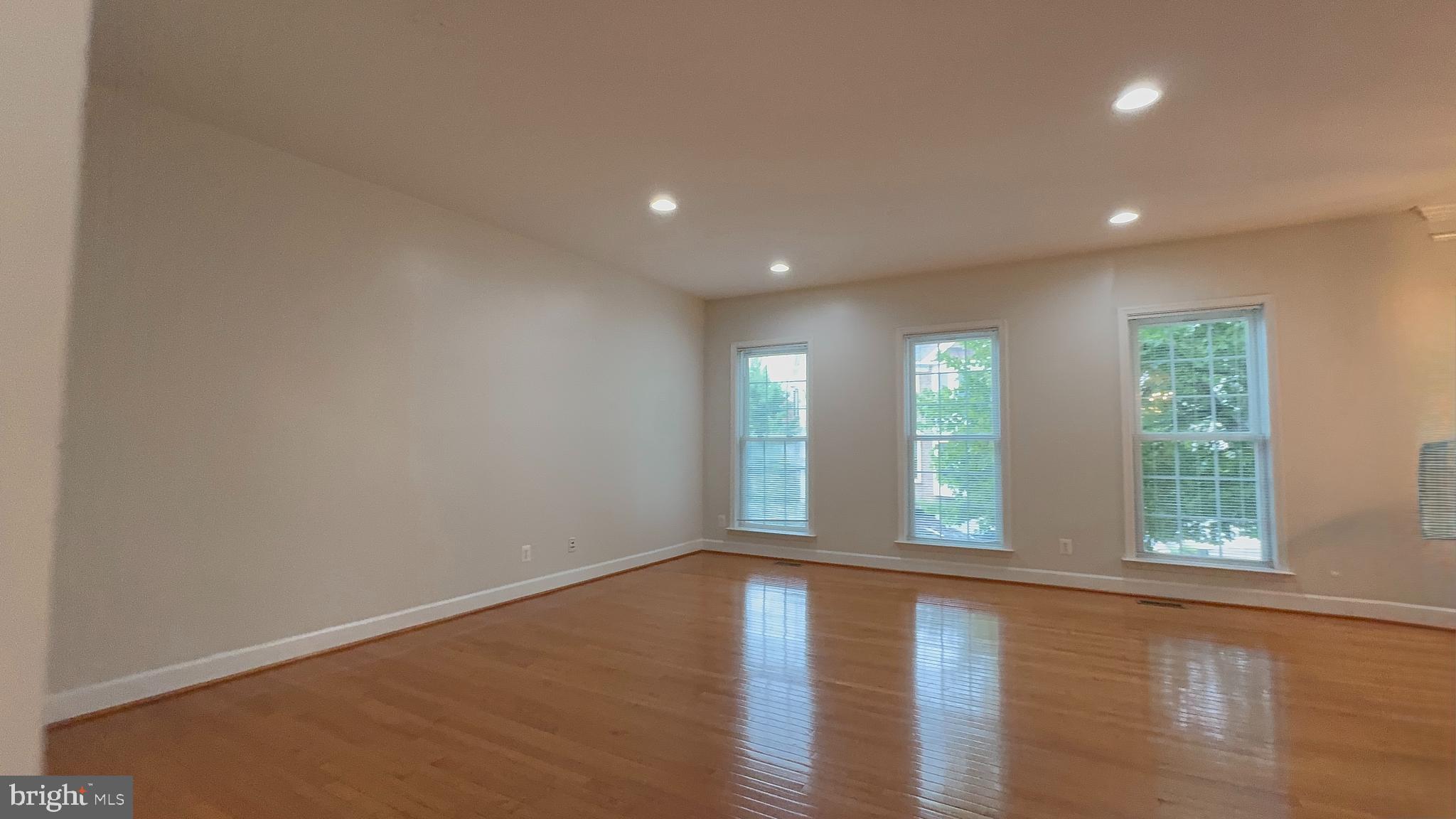 9283 Laurel Ridge Crossing Road Lorton, VA 22079 - Photo 4 of 35 Living Room