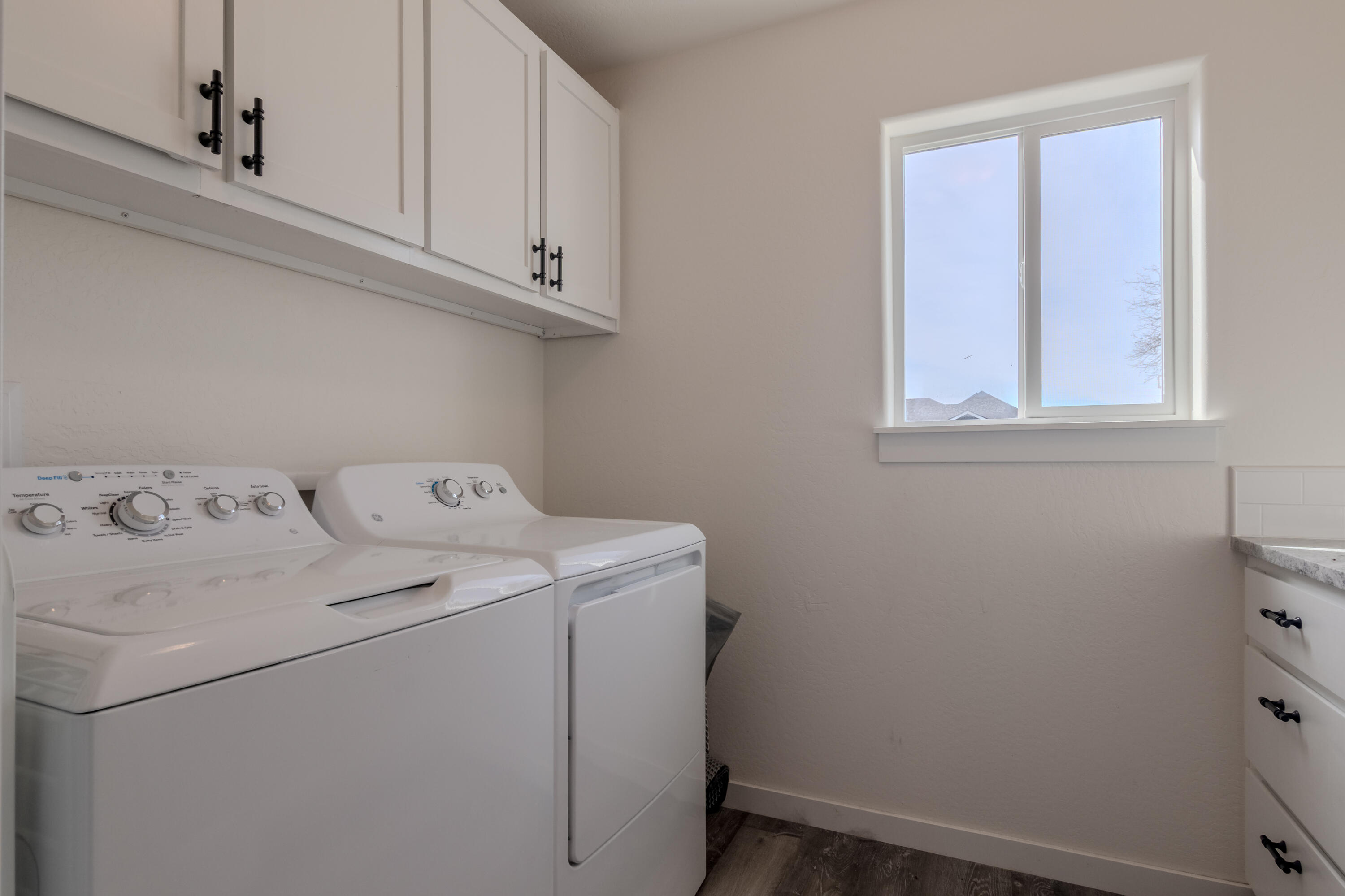 21 Cerulean Terrace Eagle Point, OR 97524 - Photo 11 of 30 a utility room with dryer and washer
