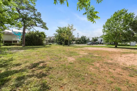 $345,000 | 715 Clear Lake Road, Clear Lake Shores, TX 77565