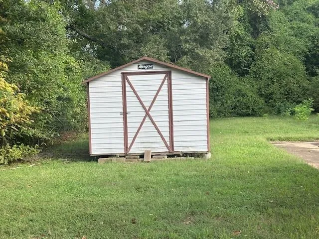 a view of a house with backyard and garden